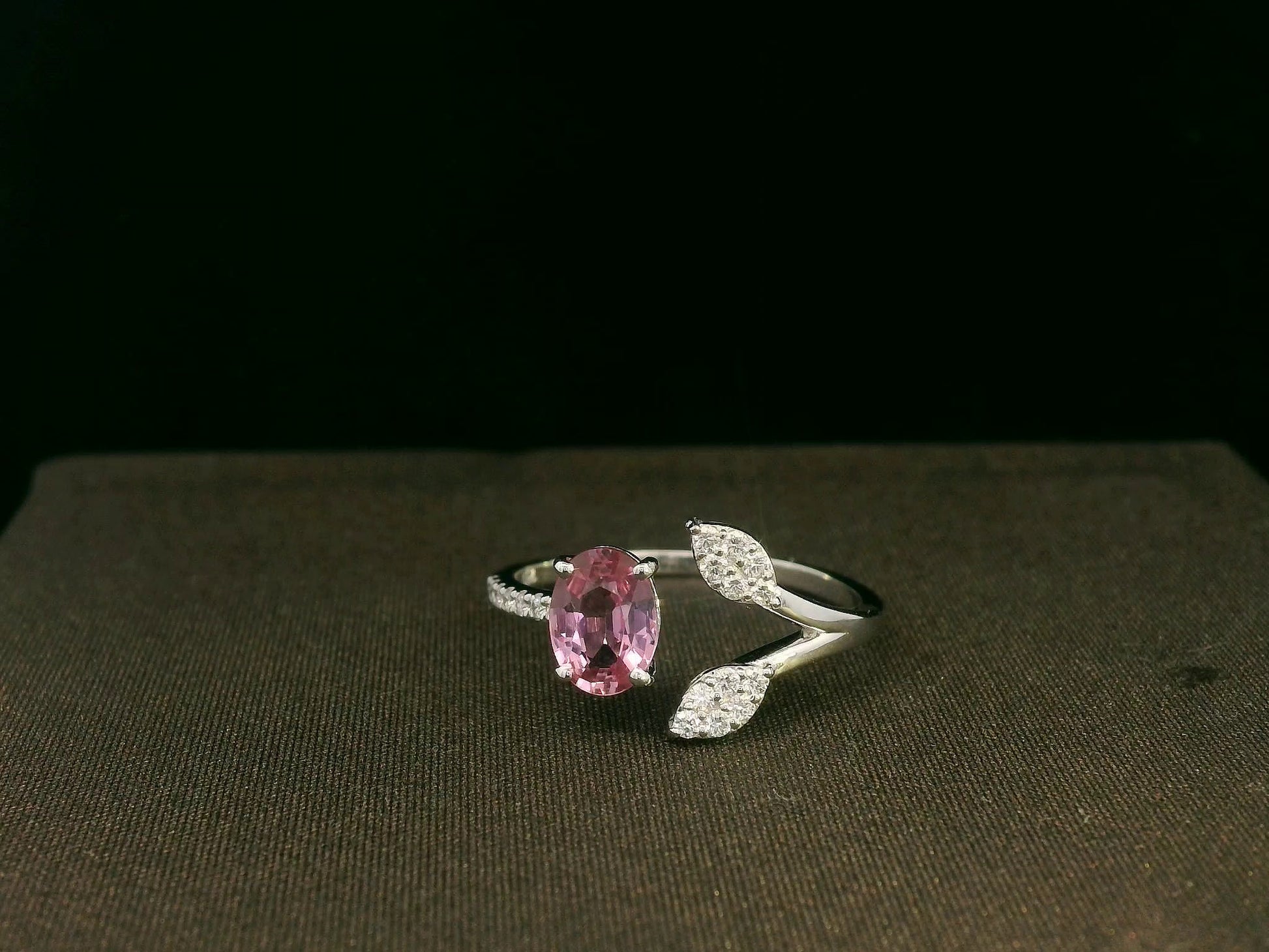 18k white gold ring with 0.83ct oval pink sapphire & 0.16ct diamond-accented leaf motif – certificate included