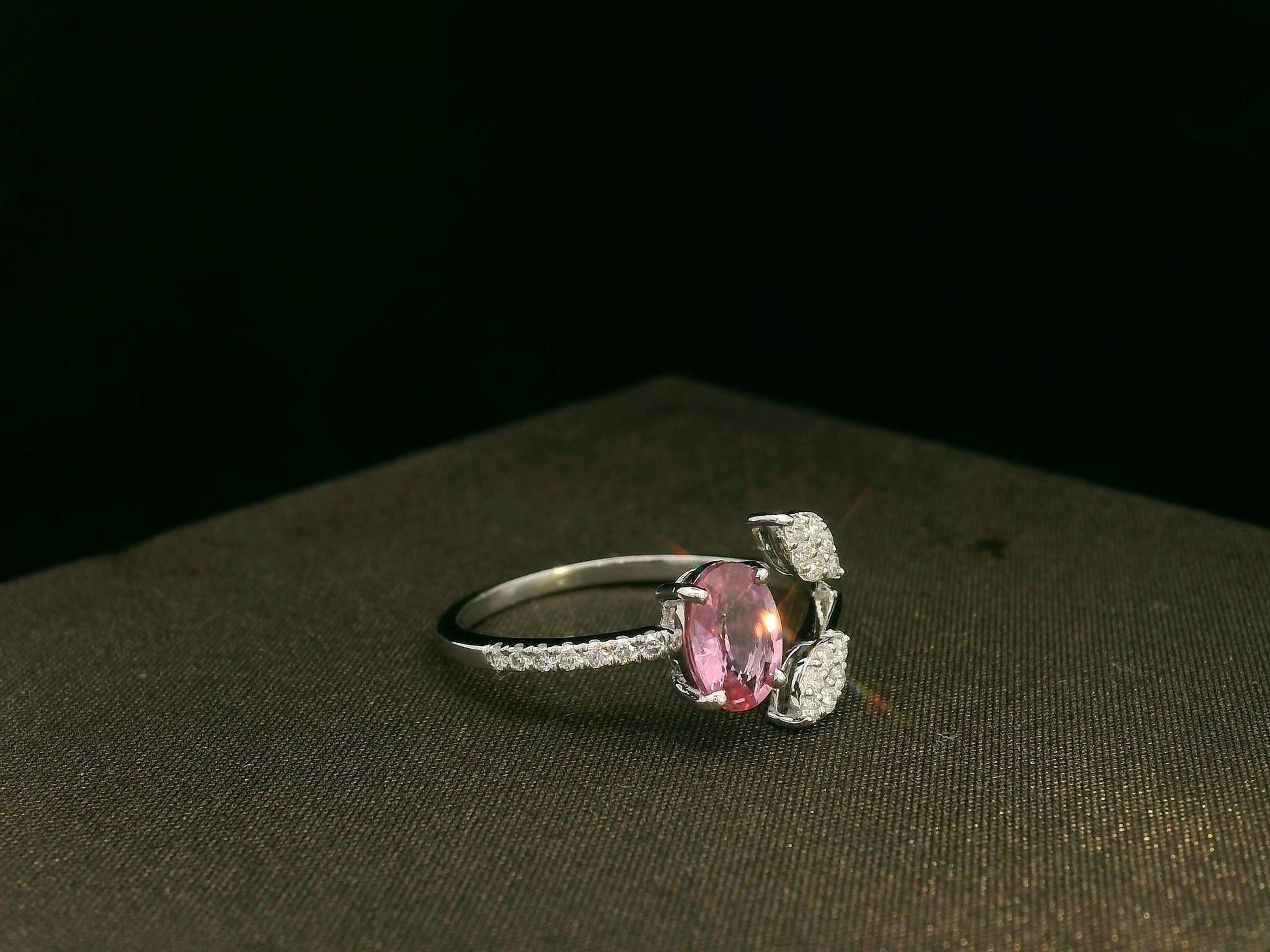 18k white gold ring with 0.83ct oval pink sapphire & 0.16ct diamond-accented leaf motif – certificate included