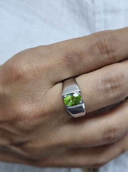 18k white gold ring with 1.35ct oval-cut peridot – certificate included