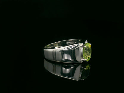 18k white gold ring with 1.35ct oval-cut peridot – certificate included