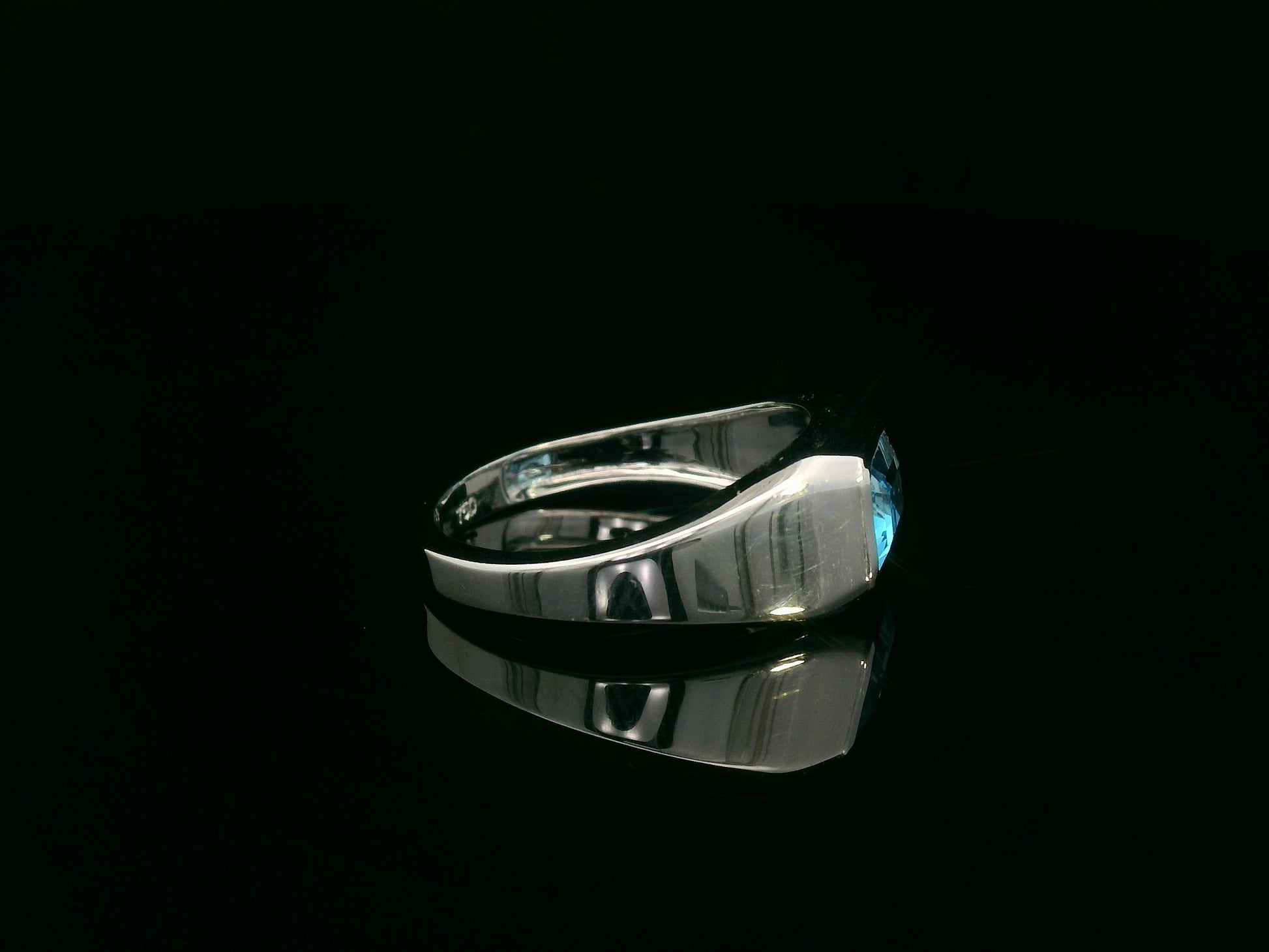 18k white gold ring with 1.26ct emerald-cut blue topaz in modern bezel setting – certificate included