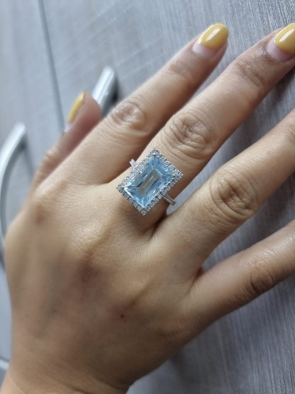 18k White Gold 7.66 carat Emerald-Cut Aquamarine with Diamond Halo, Cocktail Ring