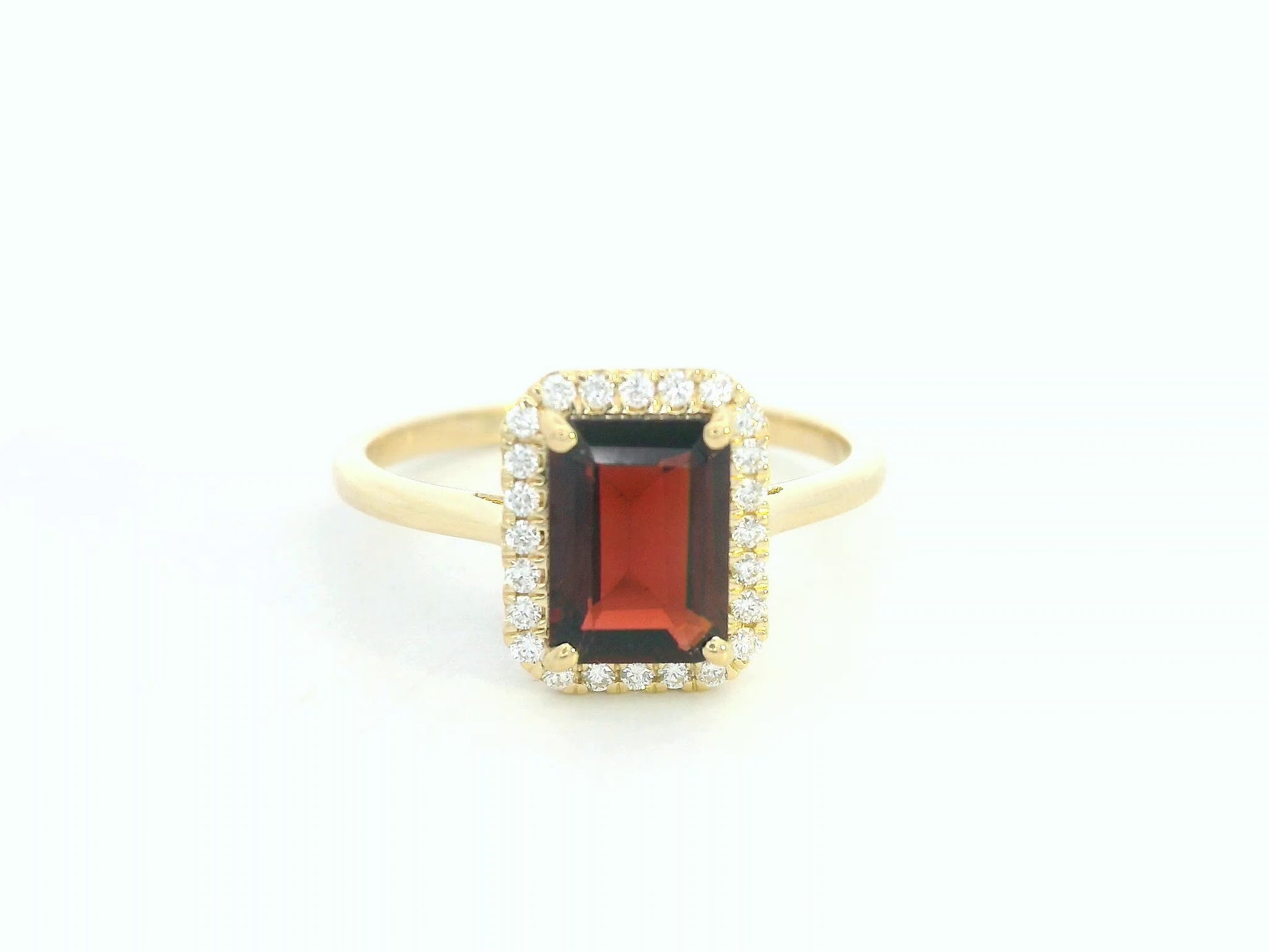 18k yellow gold ring featuring 1.67ct emerald-cut garnet with 0.14ct diamond halo