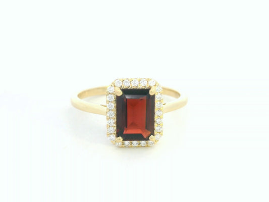 18k yellow gold ring featuring 1.67ct emerald-cut garnet with 0.14ct diamond halo
