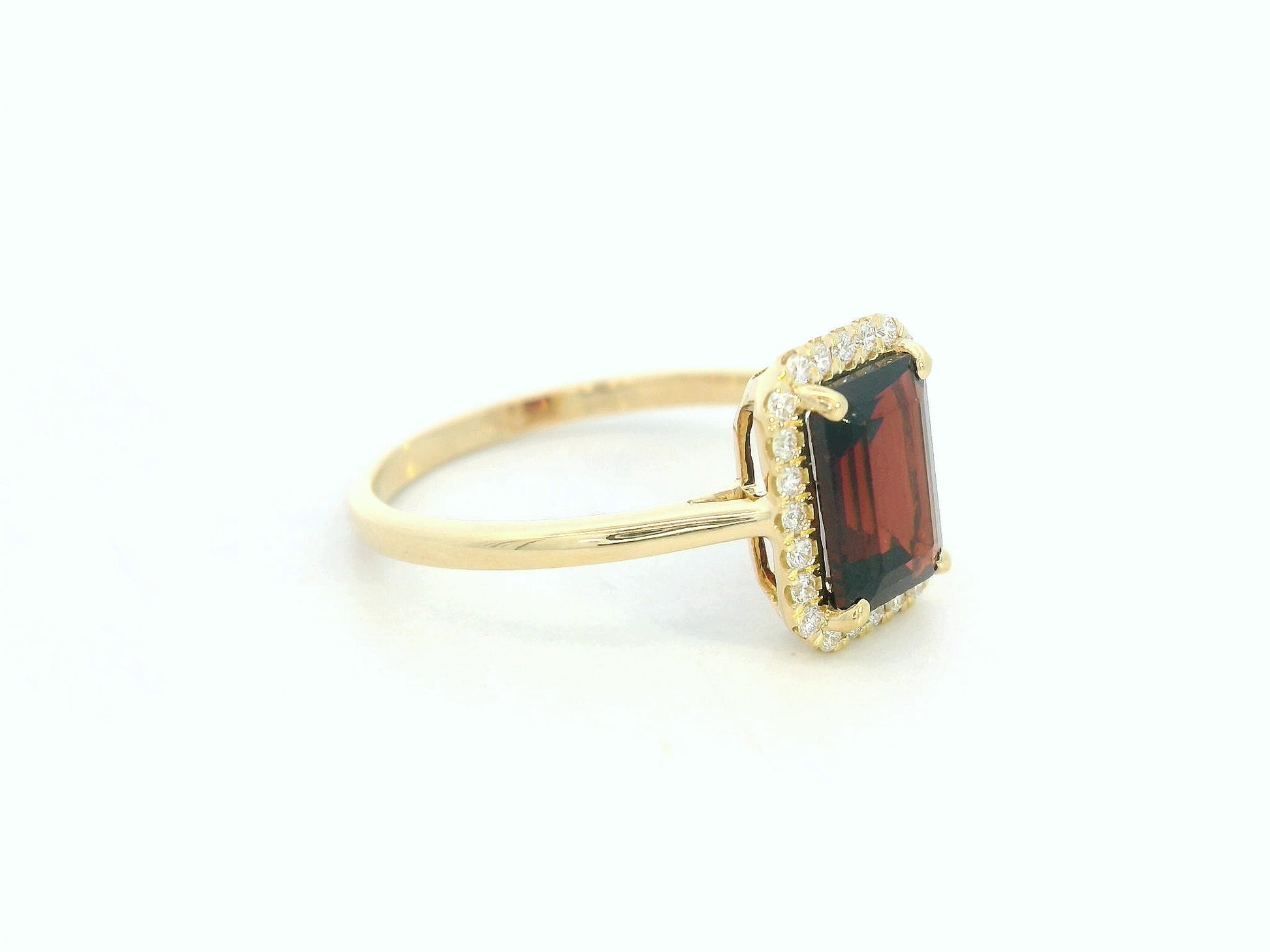 18k yellow gold ring featuring 1.67ct emerald-cut garnet with 0.14ct diamond halo