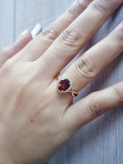 18k yellow gold ring with 2.01ct oval garnet & 0.14ct diamond halo – certificate included