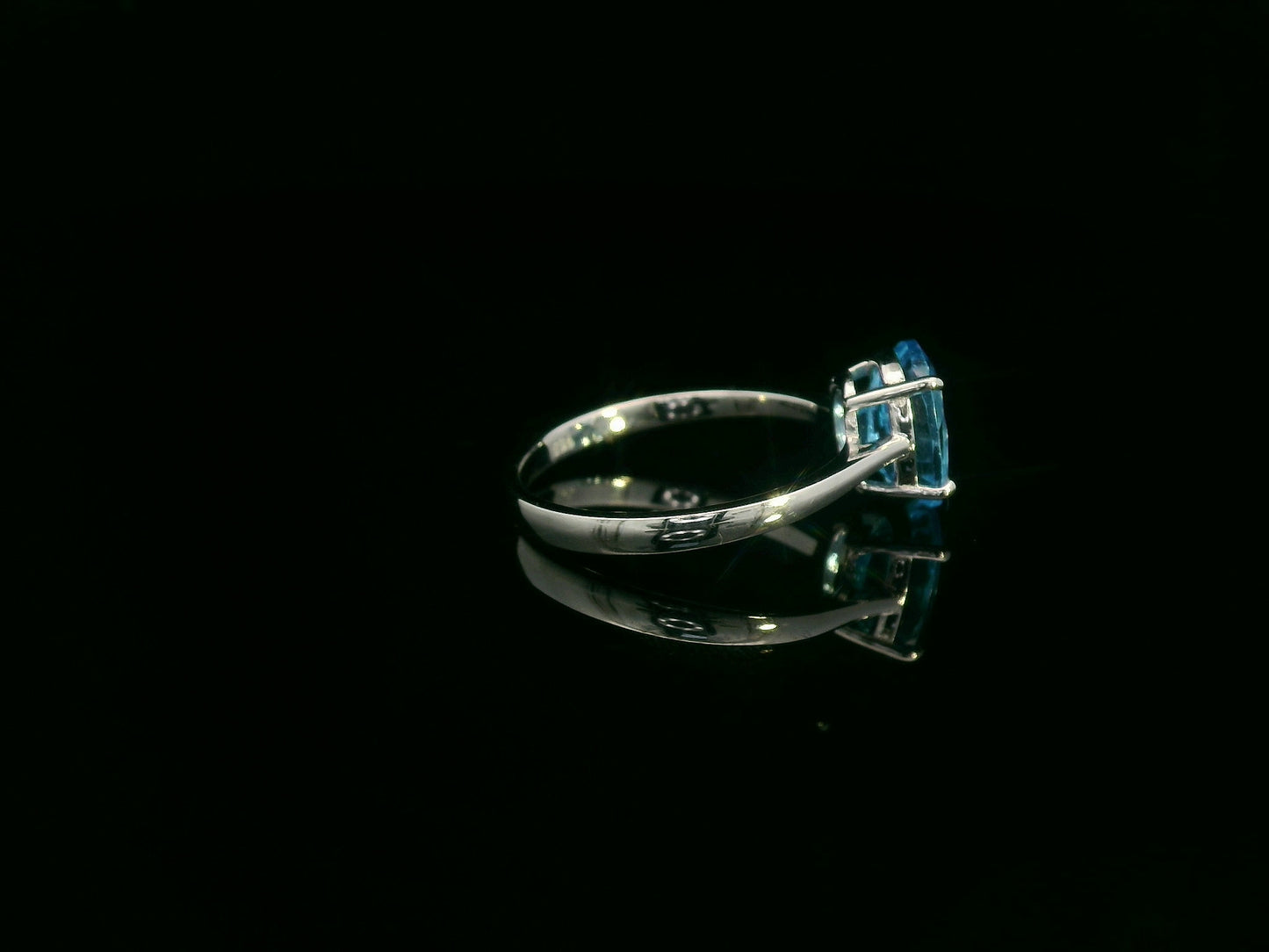 18K white gold ring featuring a 2.24ct oval-cut Blue Topaz prong-set centerpiece.