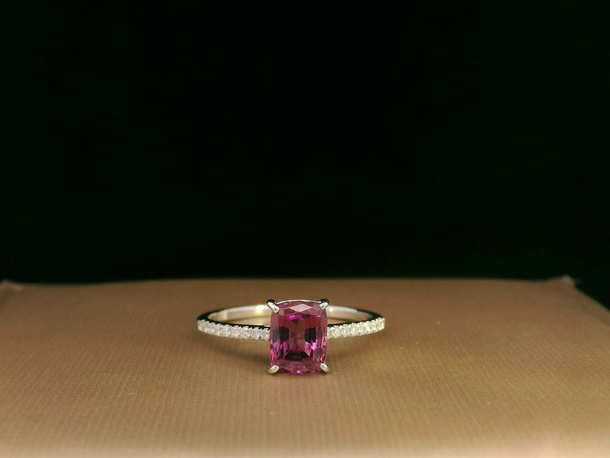 18k white gold ring with 1.54ct cushion-cut rhodolite & 0.10ct pavé diamonds – certificate included