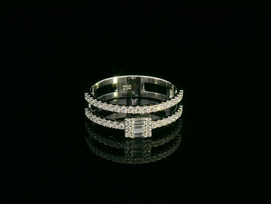 18K white gold double-band ring with baguette diamond cluster and pavé diamonds,
