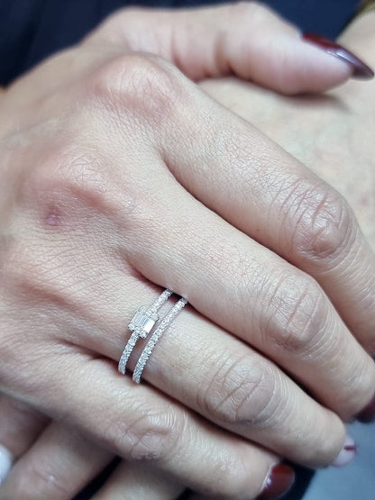 18K white gold double-band ring with baguette diamond cluster and pavé diamonds,