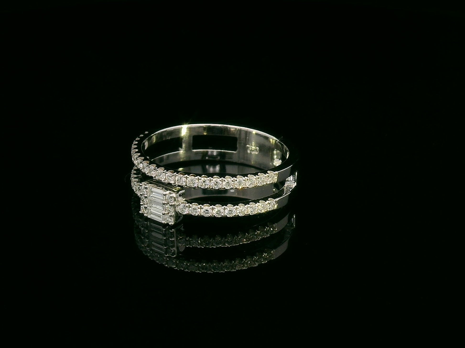 18K white gold double-band ring with baguette diamond cluster and pavé diamonds,