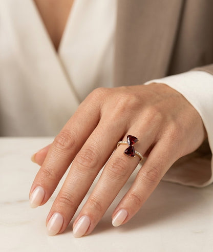 Two trillion garnet and diamond ring in 18K yellow gold with round diamond-set shoulders