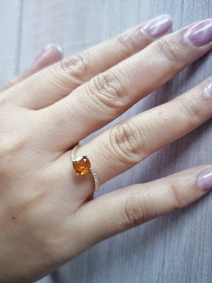 18K gold ring with 0.91 carat cushion-cut citrine and 0.11 carat diamond ribbon, modern luxury design