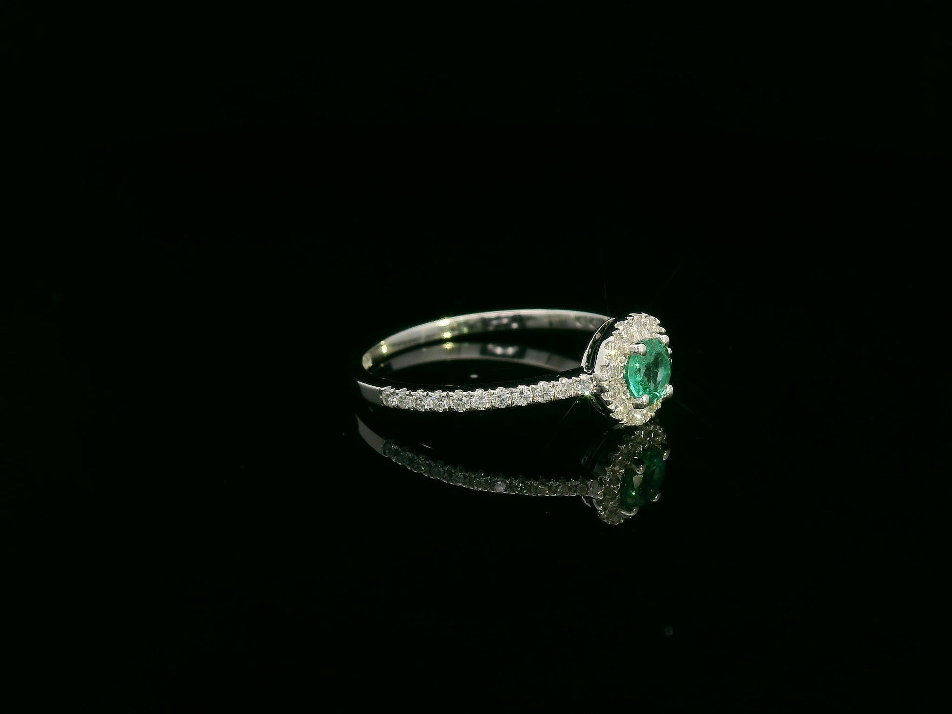 18K white gold emerald and diamond halo ring with 0.20ct round emerald and 0.28ct diamonds – Emirates Diamonds