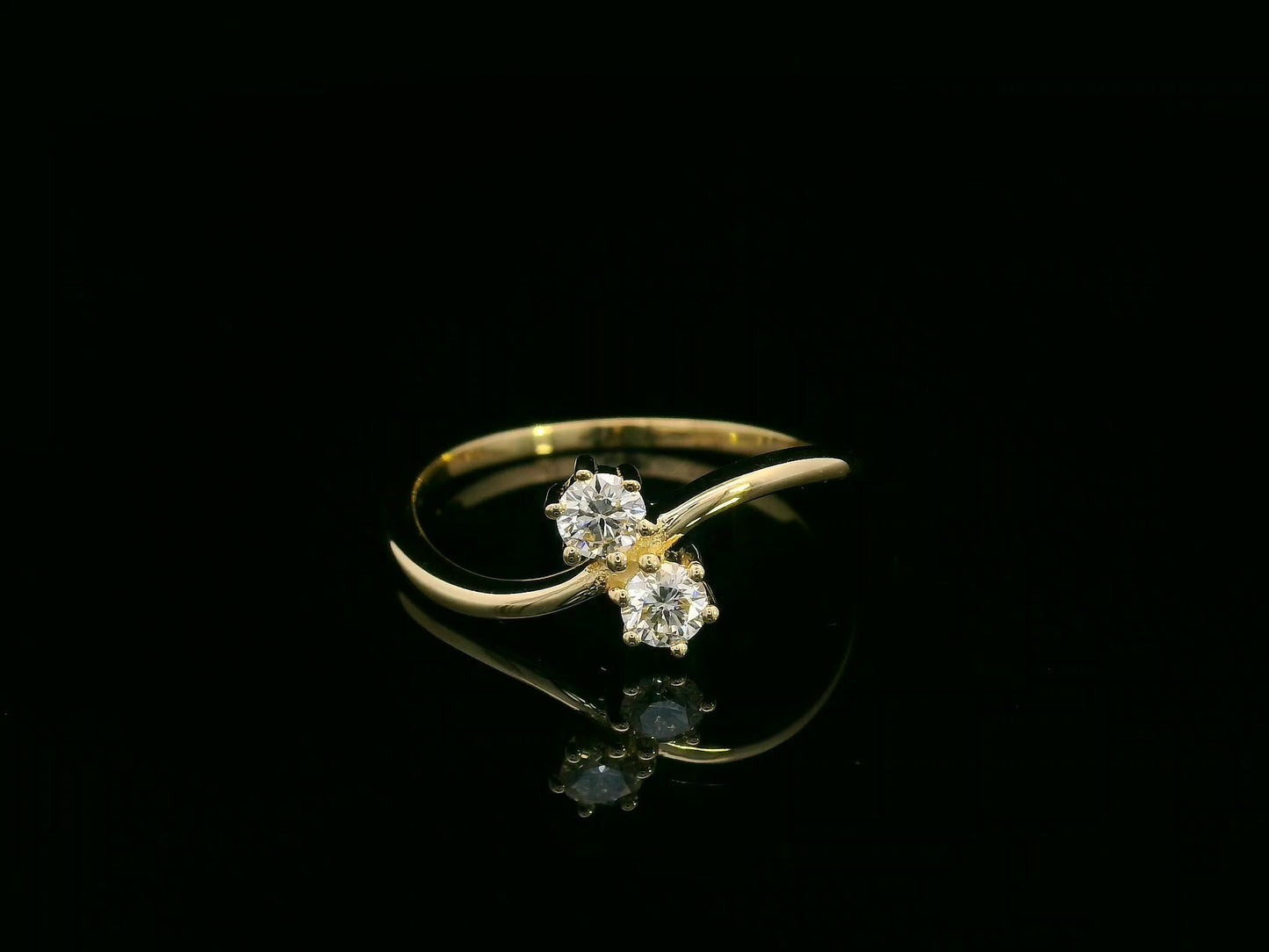 “Toi et Moi” diamond ring in 18K yellow gold with two round-cut diamonds, timeless elegance by Emirates Diamonds