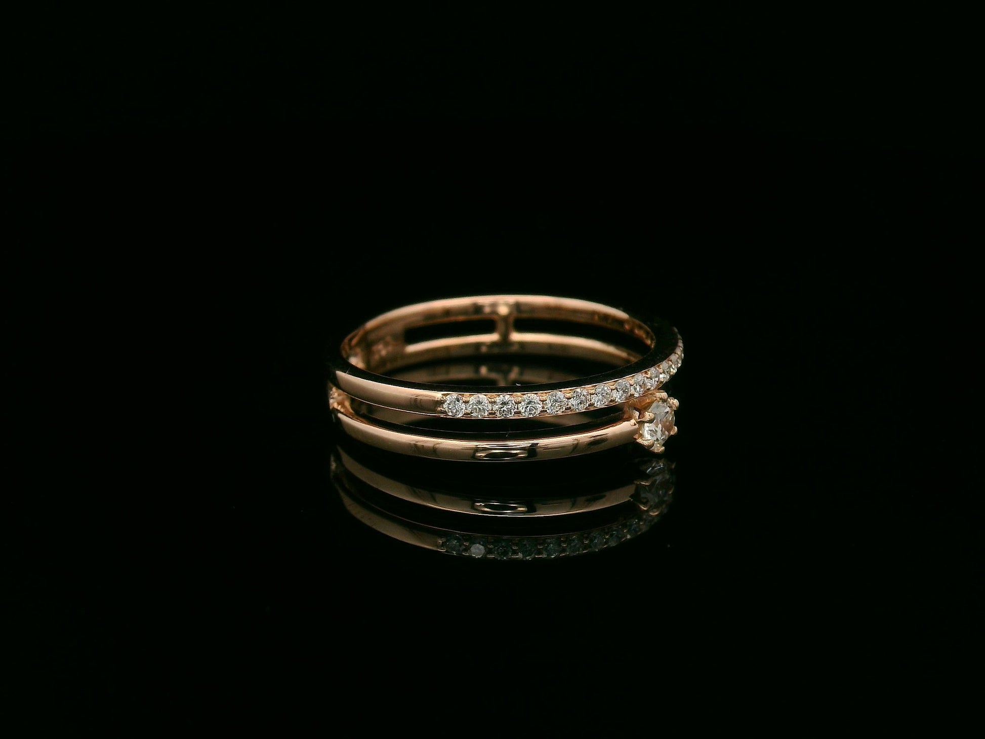 18K rose gold double-band diamond ring with round center diamond and pavé accents – Emirates Diamonds