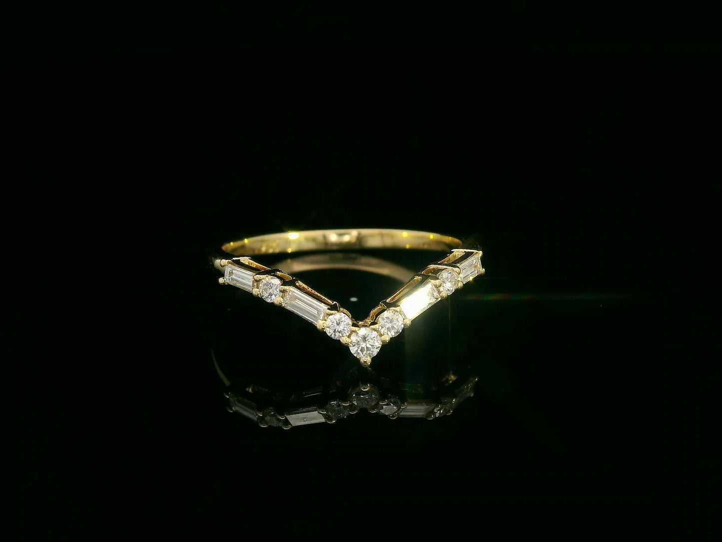 18K yellow gold diamond chevron ring with round and baguette diamonds – 0.27ct contour band by Emirates Diamonds.