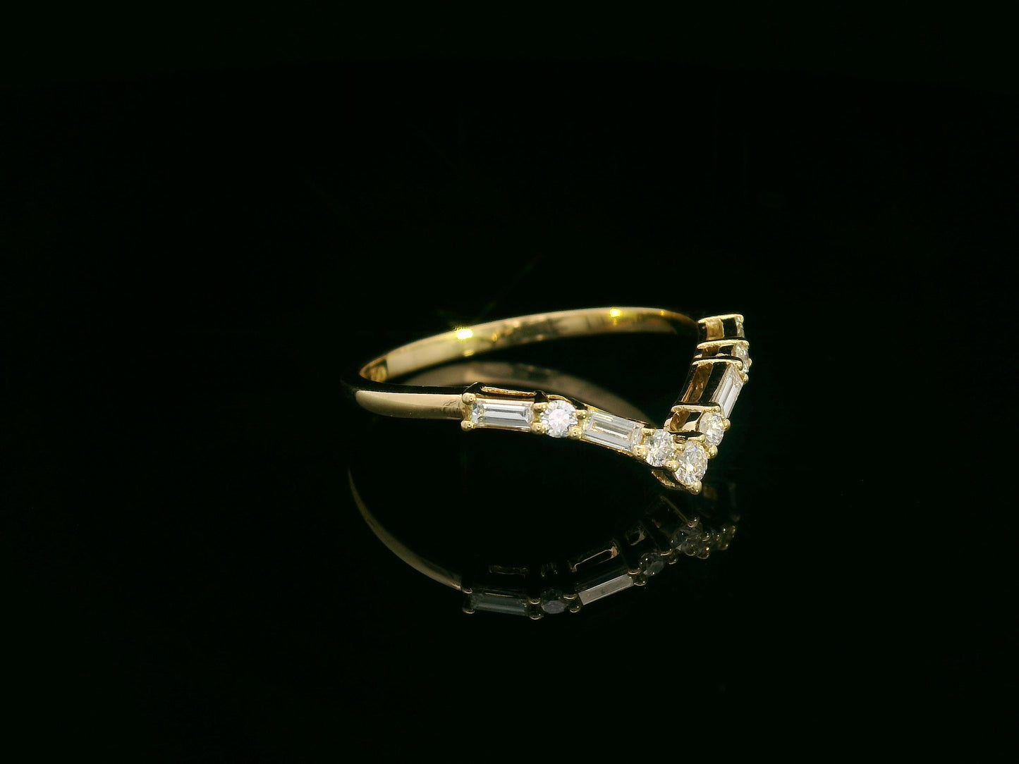 18K yellow gold diamond chevron ring with round and baguette diamonds – 0.27ct contour band by Emirates Diamonds.