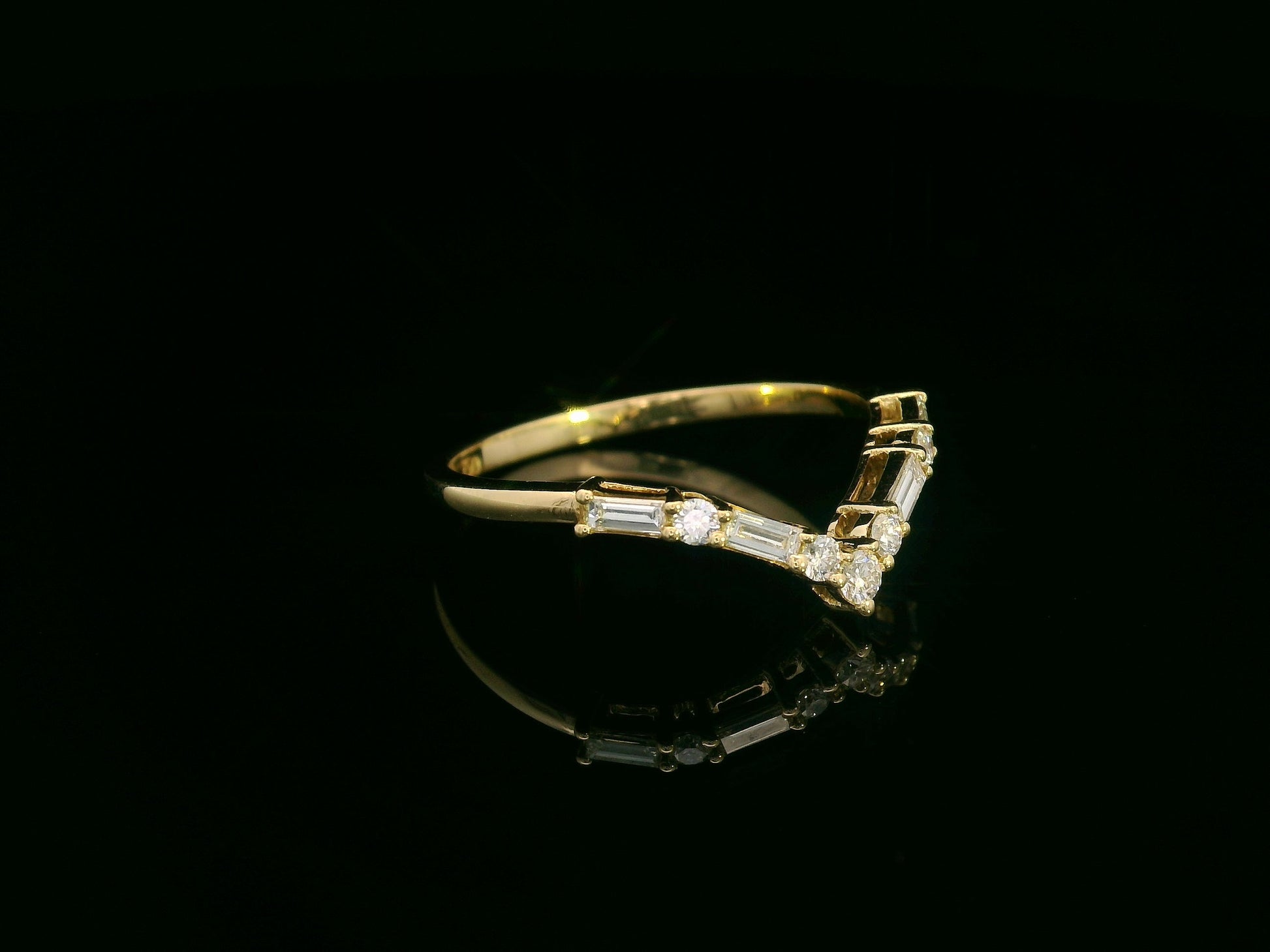18K yellow gold diamond chevron ring with round and baguette diamonds – 0.27ct contour band by Emirates Diamonds.