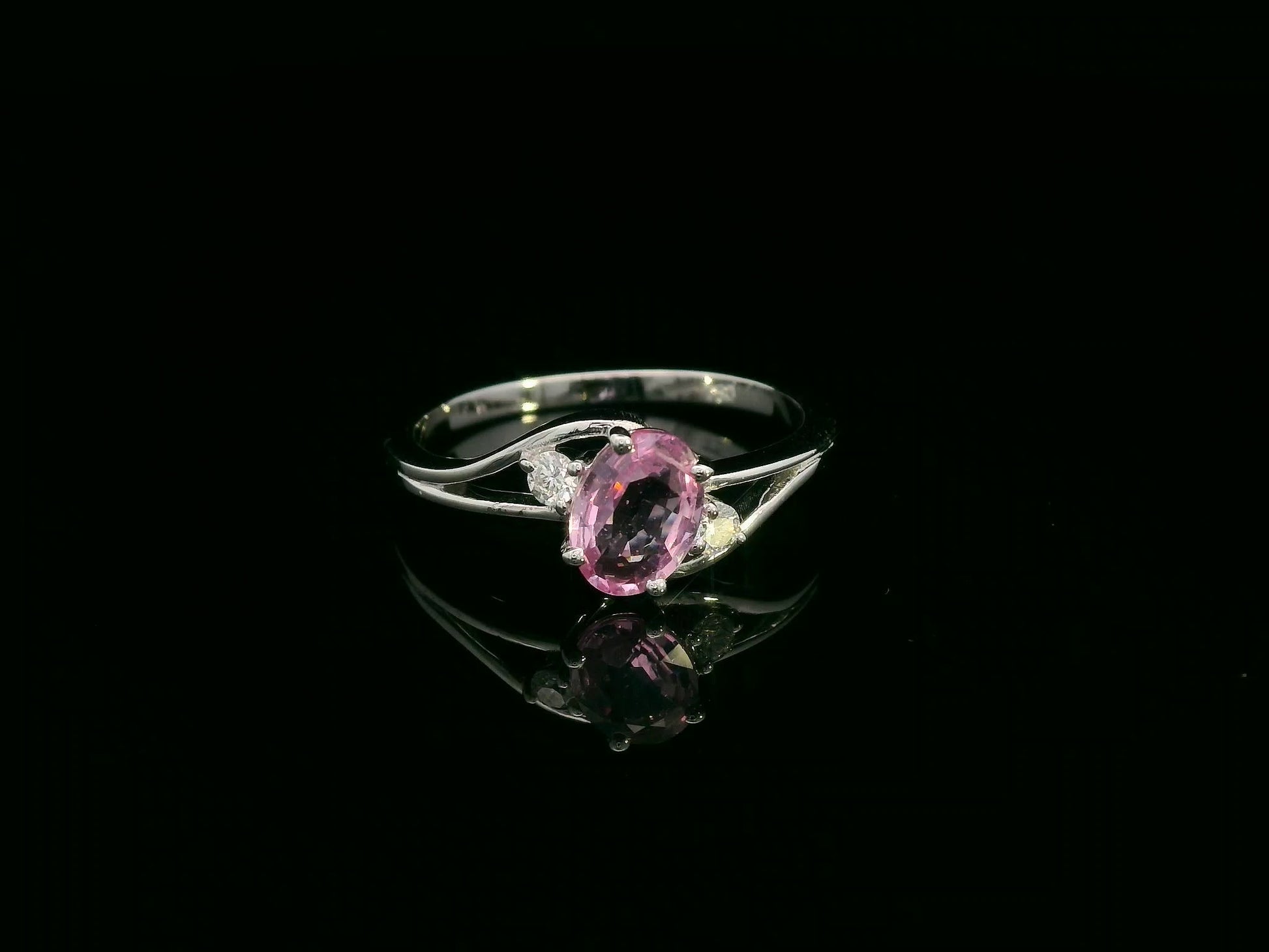 18K white gold ring with 0.81ct oval pink sapphire and diamond accents – Emirates Diamonds.