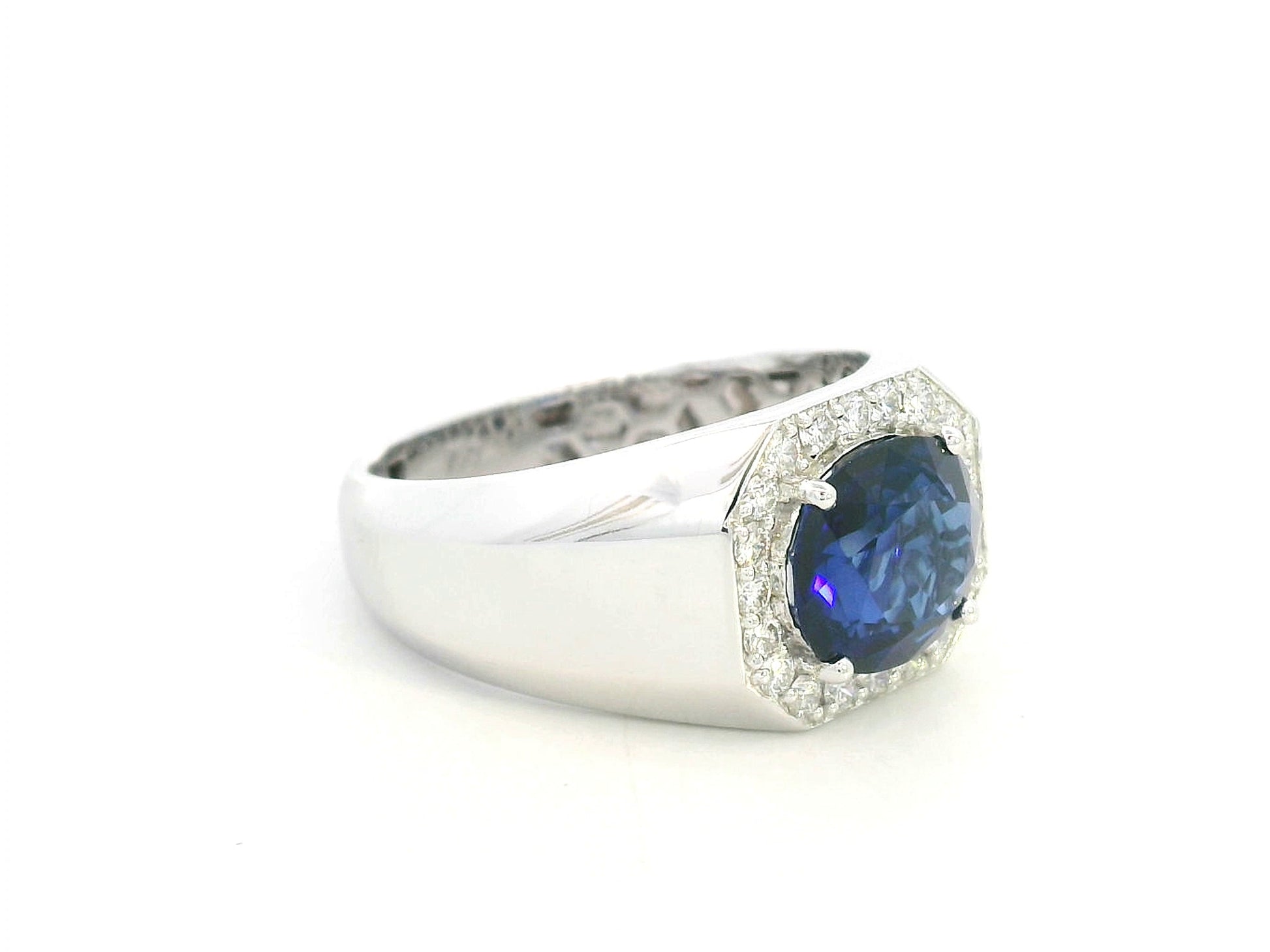 Men’s blue sapphire ring in 18K white gold – 3.08ct sapphire with 0.35ct diamonds by Emirates Diamonds