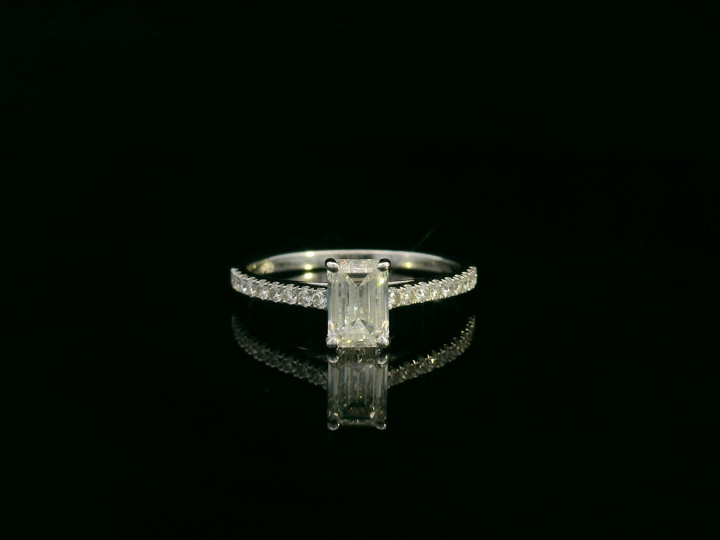 Emerald-Cut Diamond Bridal Set in 18K White Gold – 0.90ct Center Diamond