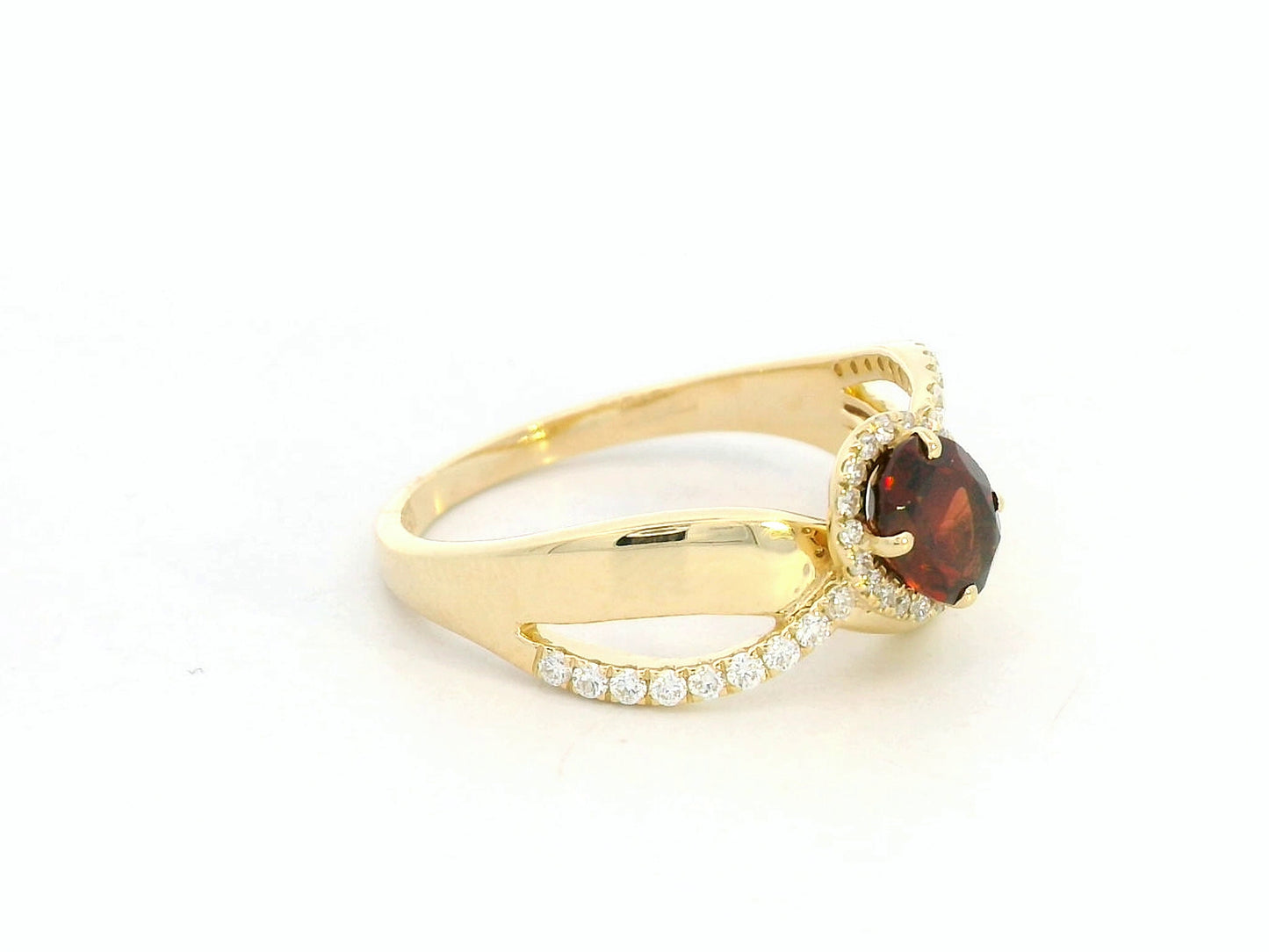 18K yellow gold garnet ring with 1.25ct oval garnet and 0.21ct diamond split-shank design – Emirates Diamonds