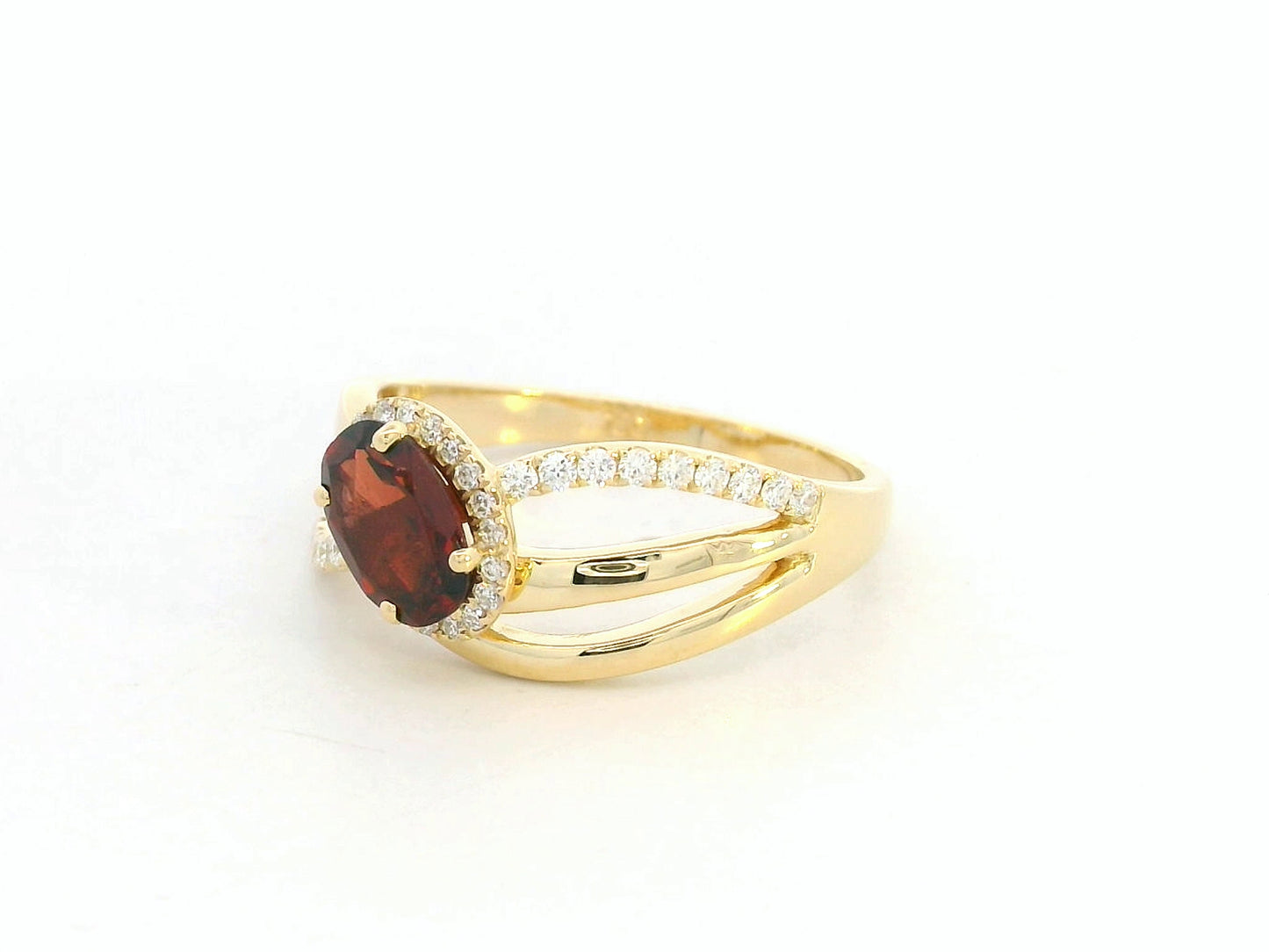 18K yellow gold garnet ring with 1.25ct oval garnet and 0.21ct diamond split-shank design – Emirates Diamonds