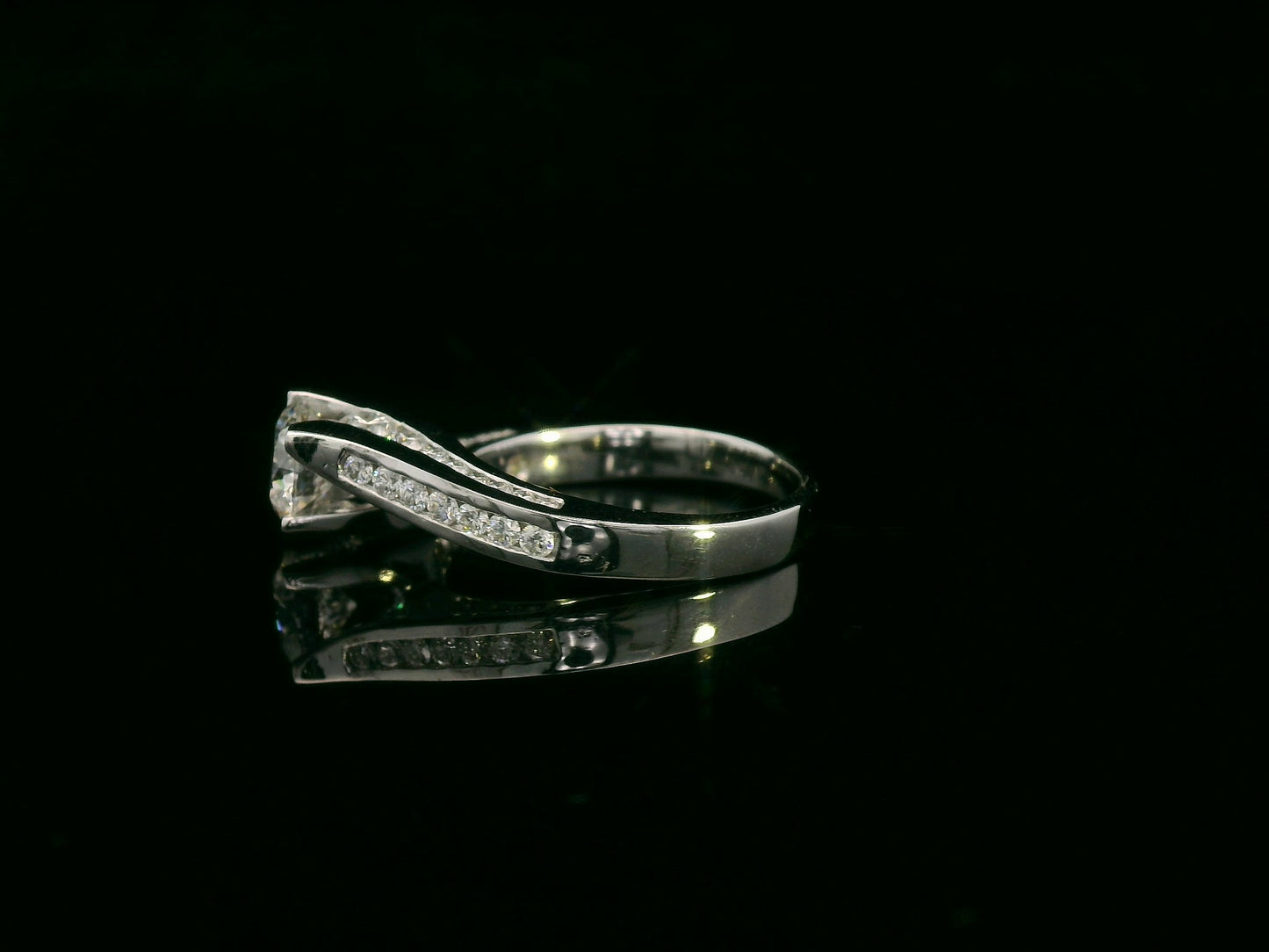 18K white gold engagement ring with 1.01ct round diamond center and diamond split-shank design – Emirates Diamonds