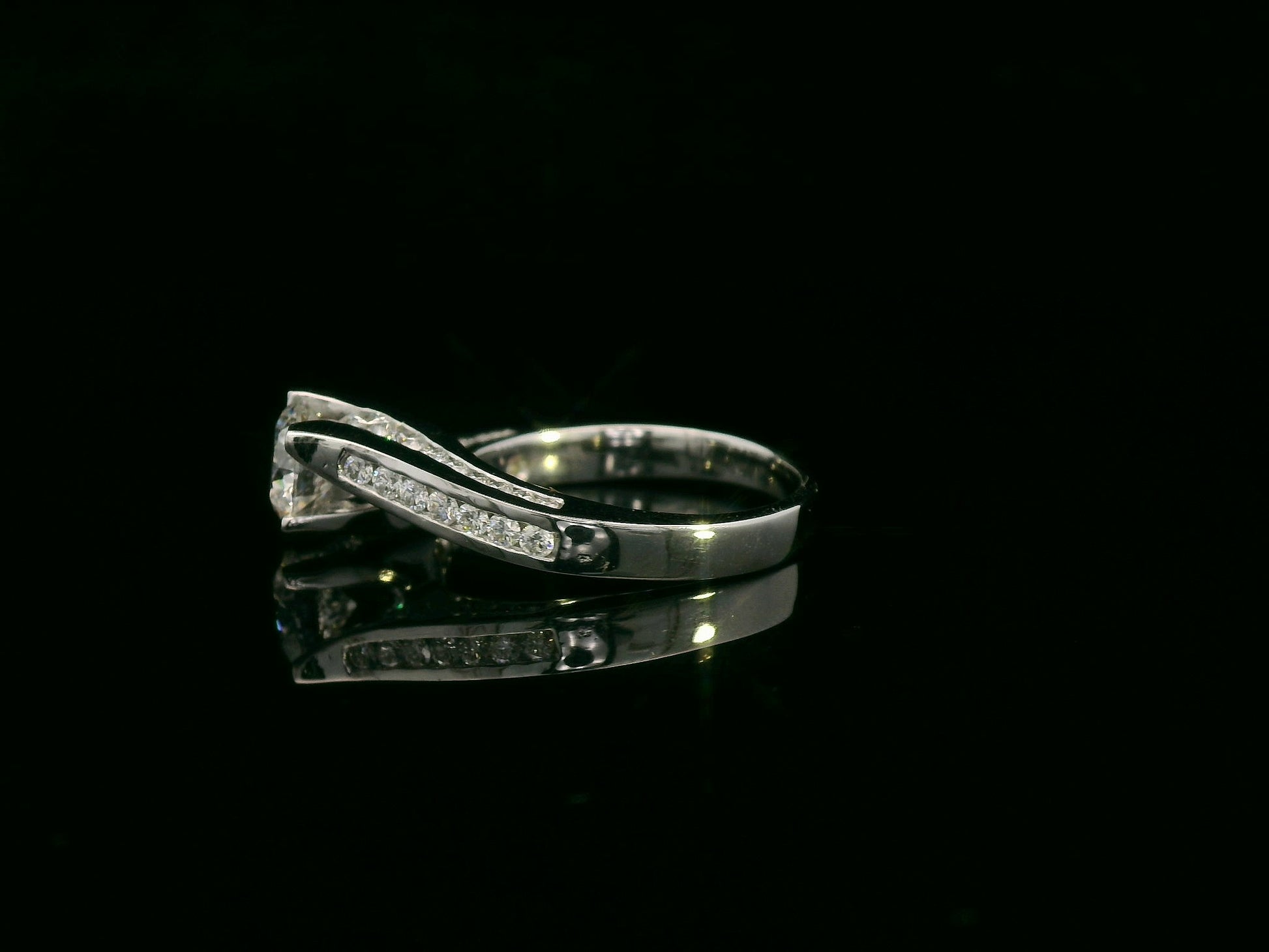 18K white gold engagement ring with 1.01ct round diamond center and diamond split-shank design – Emirates Diamonds