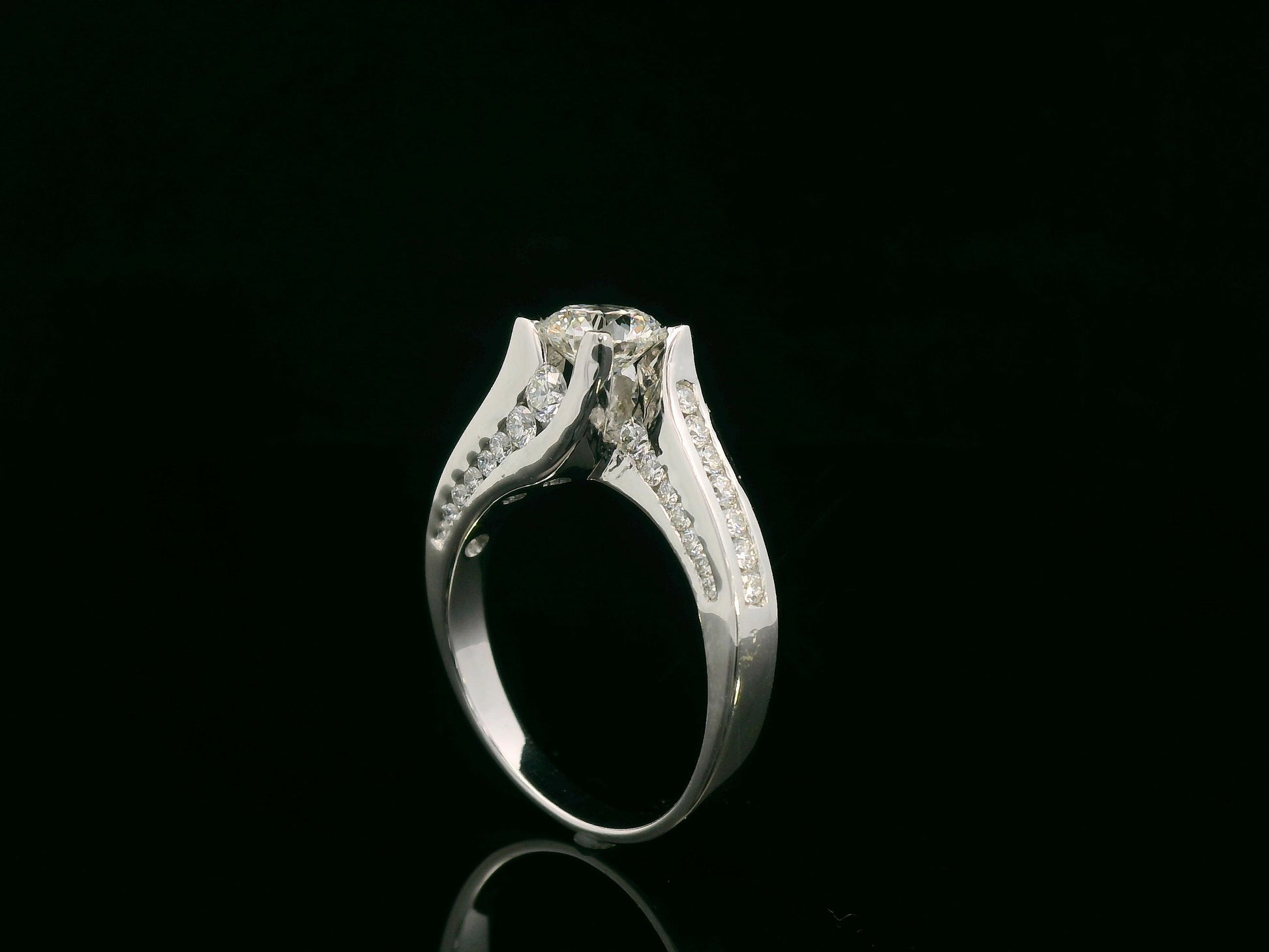 18K white gold engagement ring with 1.01ct round diamond center and diamond split-shank design – Emirates Diamonds