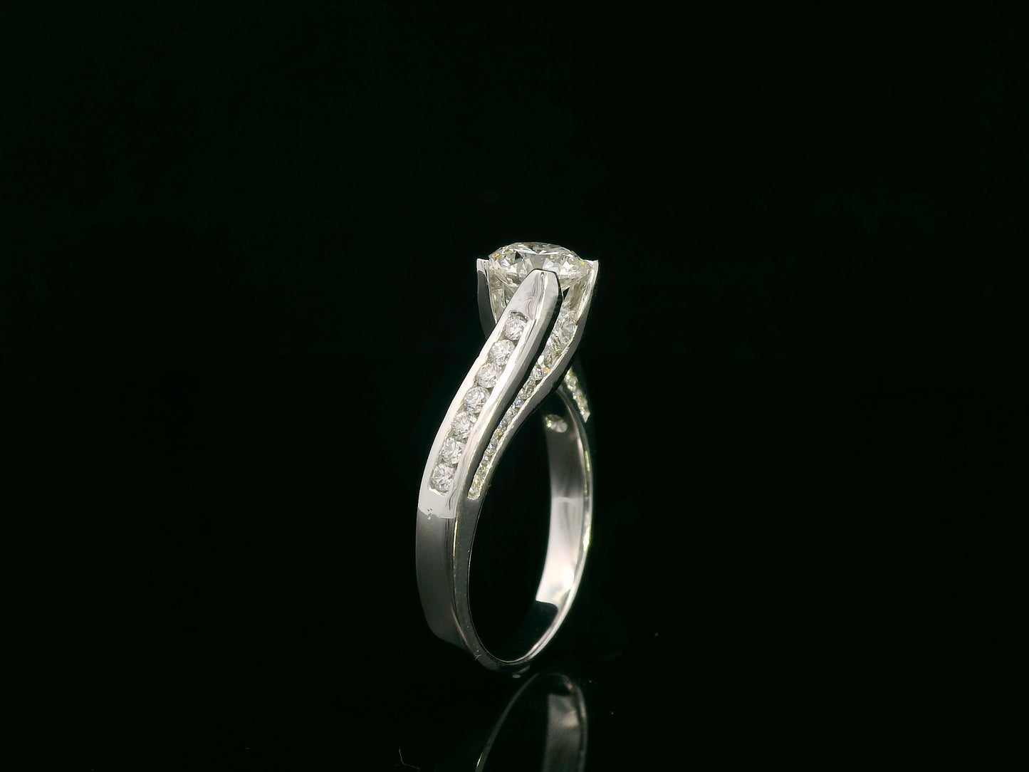 18K white gold engagement ring with 1.01ct round diamond center and diamond split-shank design – Emirates Diamonds