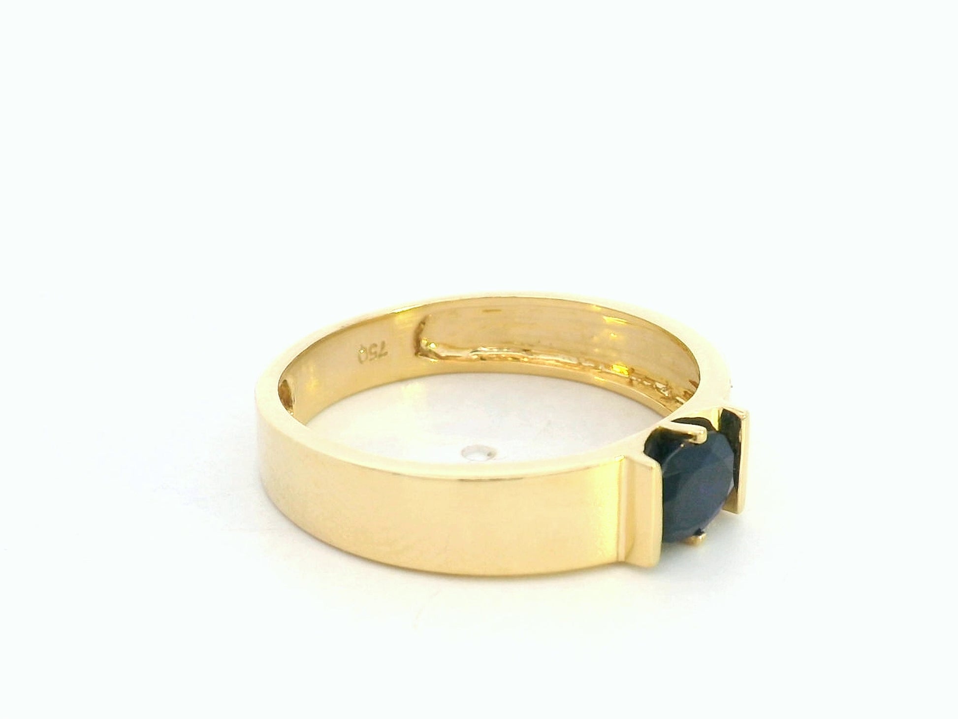 Men’s 18K yellow gold ring with a 0.71ct blue sapphire centerpiece – Emirates Diamonds