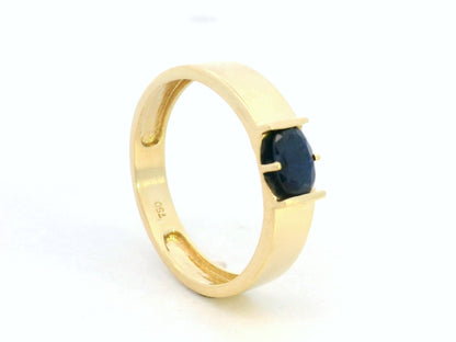 Men’s 18K yellow gold ring with a 0.71ct blue sapphire centerpiece – Emirates Diamonds