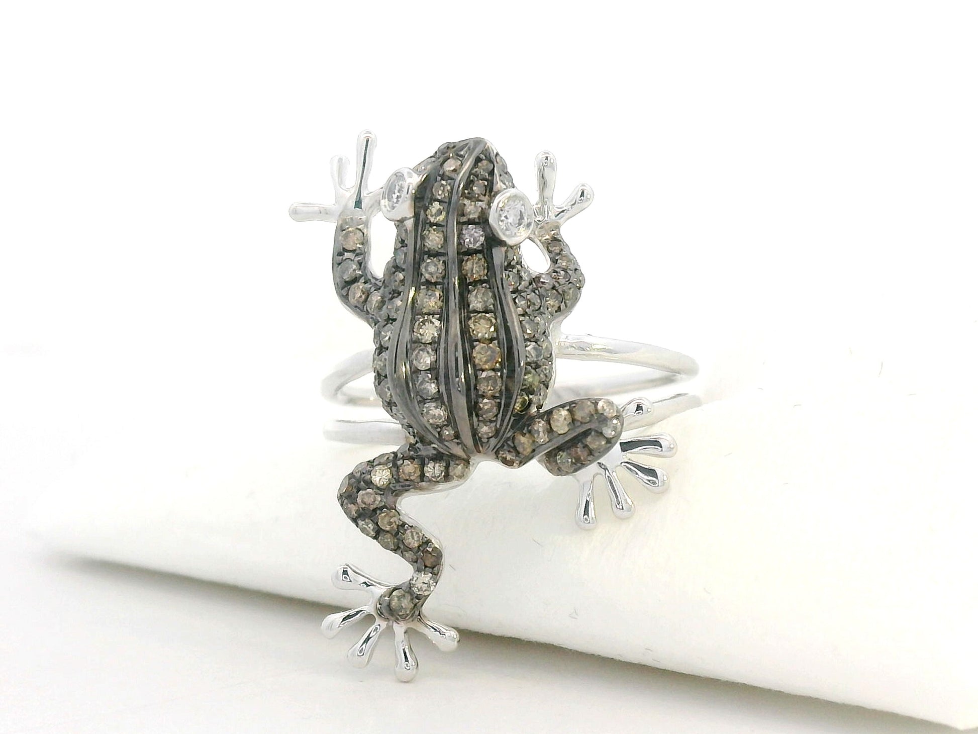 18K white gold frog ring set with 0.64 carat champagne diamonds – statement animal design by Emirates Diamonds