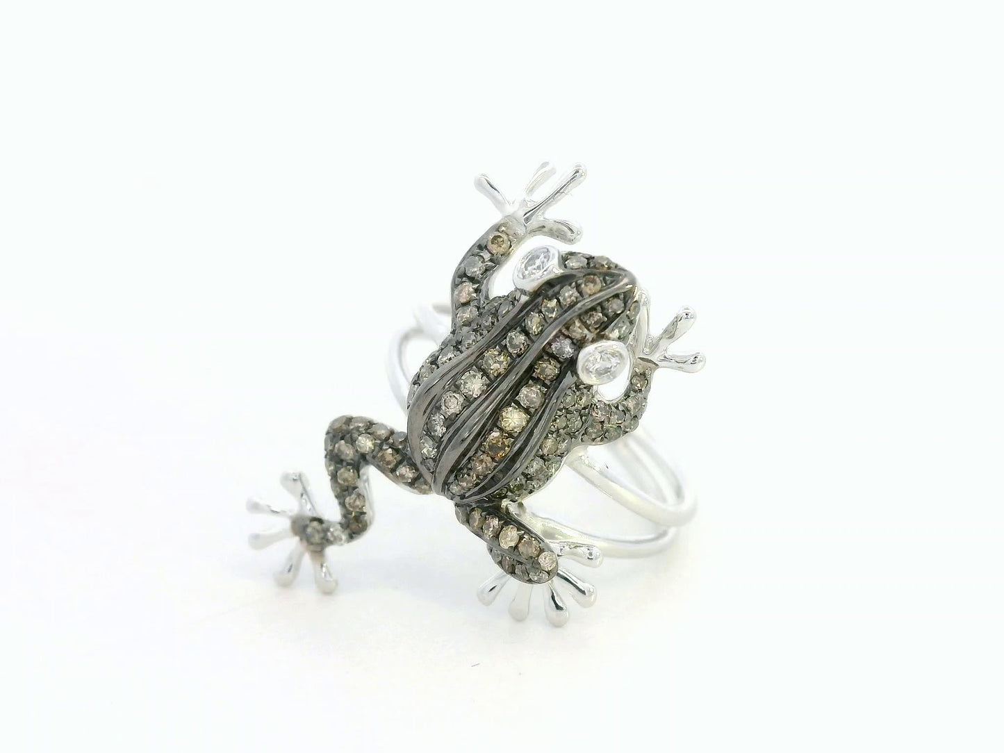 18K white gold frog ring set with 0.64 carat champagne diamonds – statement animal design by Emirates Diamonds