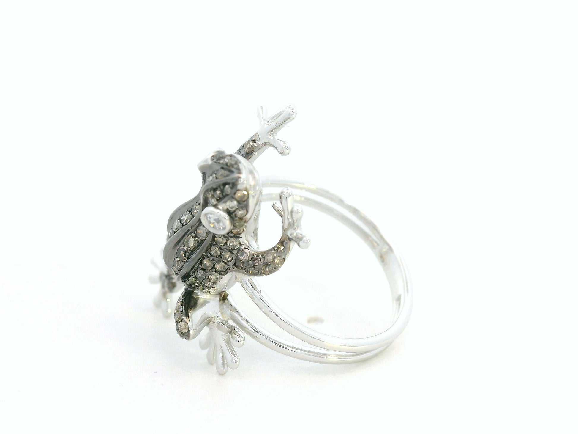18K white gold frog ring set with 0.64 carat champagne diamonds – statement animal design by Emirates Diamonds