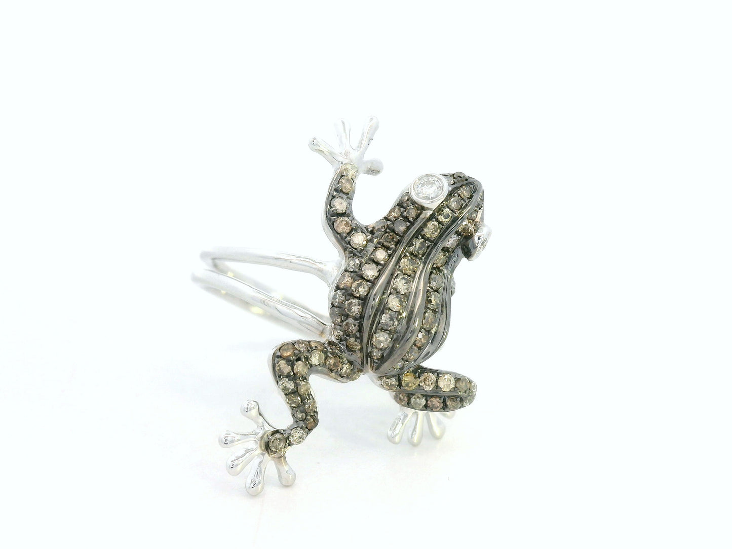 18K white gold frog ring set with 0.64 carat champagne diamonds – statement animal design by Emirates Diamonds