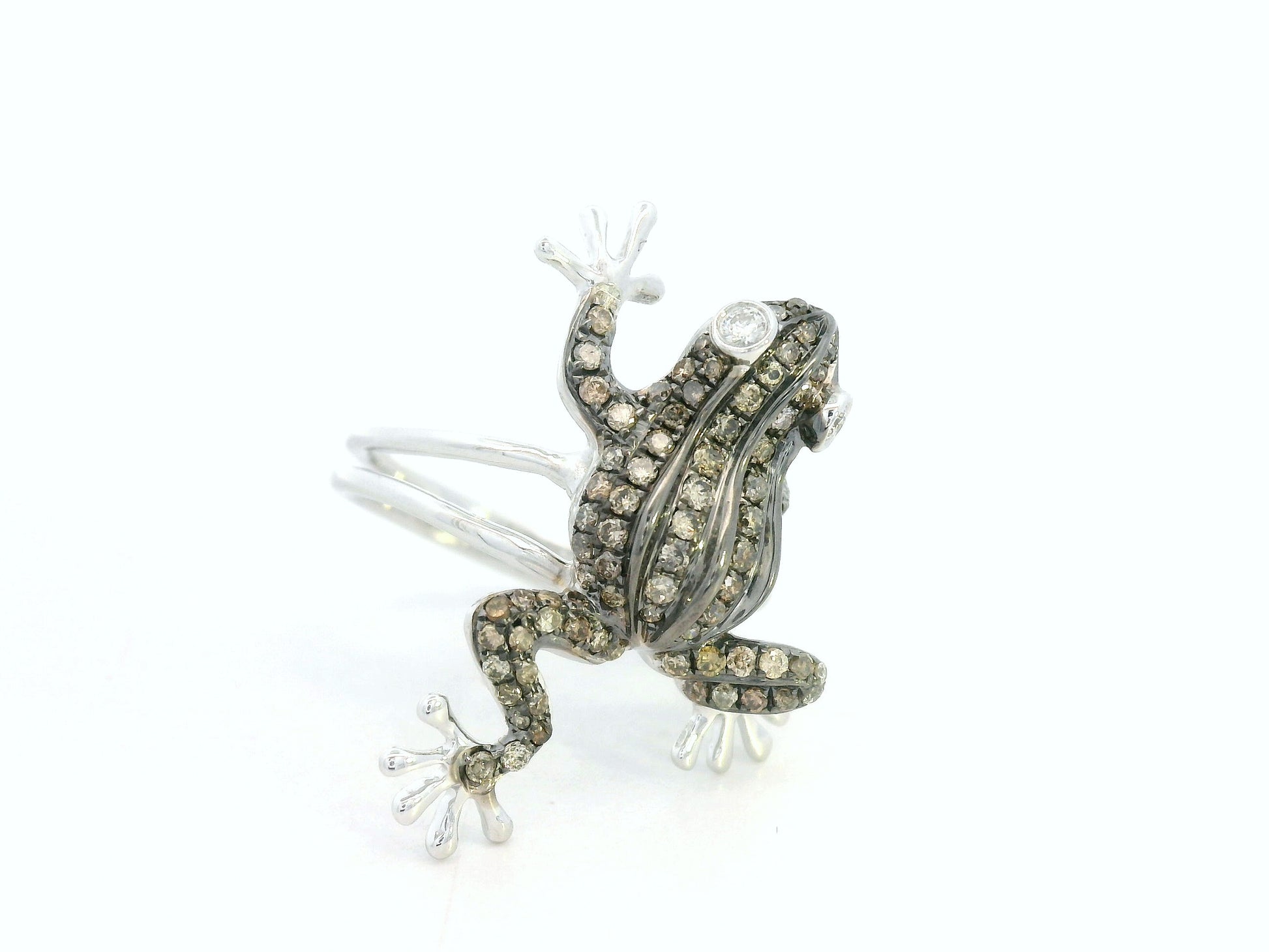 18K white gold frog ring set with 0.64 carat champagne diamonds – statement animal design by Emirates Diamonds