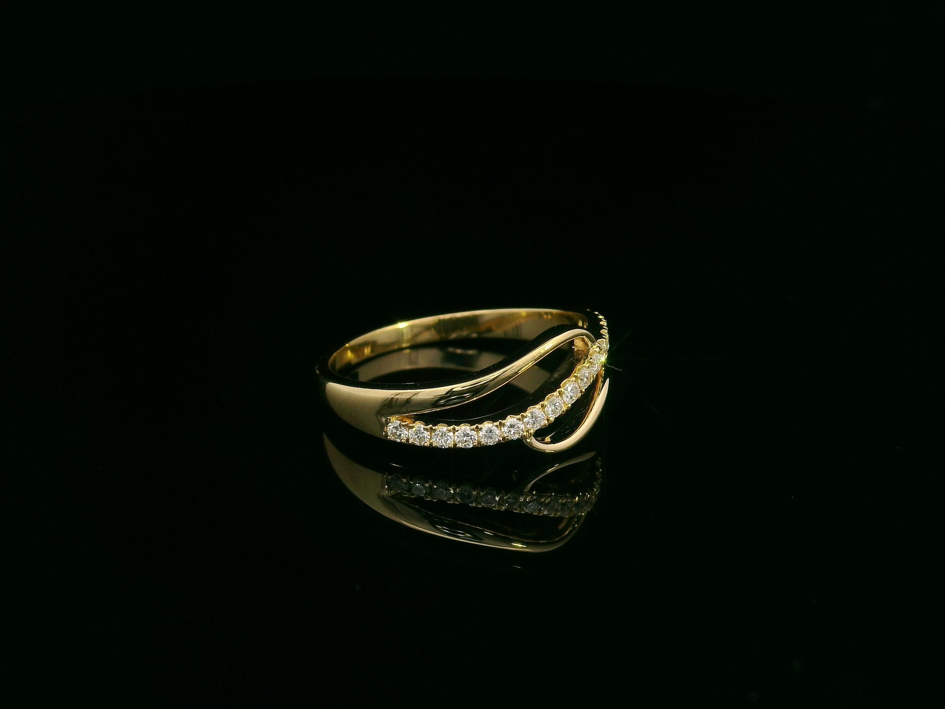 18K yellow gold diamond wave ring with triple band illusion design by Emirates Diamonds