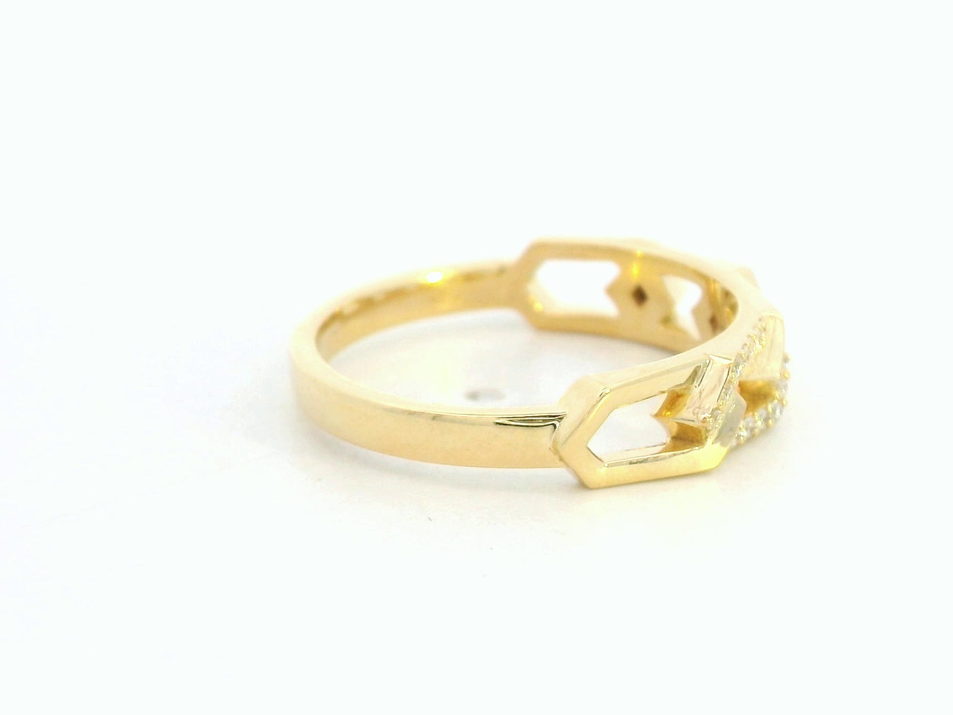 18K yellow gold diamond link band ring with natural diamonds by Emirates Diamonds