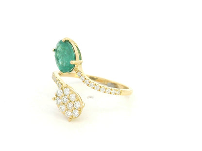 18K yellow gold Toi-et-Moi ring featuring an oval emerald and round diamond cluster with pavé diamond band – Emirates Diamonds
