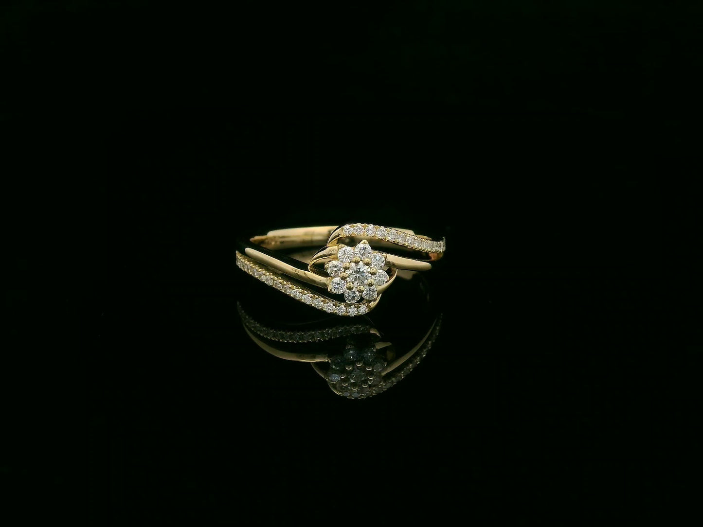 Diamond floral twist ring in 18K yellow gold with pavé diamond bands