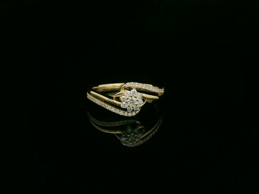 Diamond floral twist ring in 18K yellow gold with pavé diamond bands