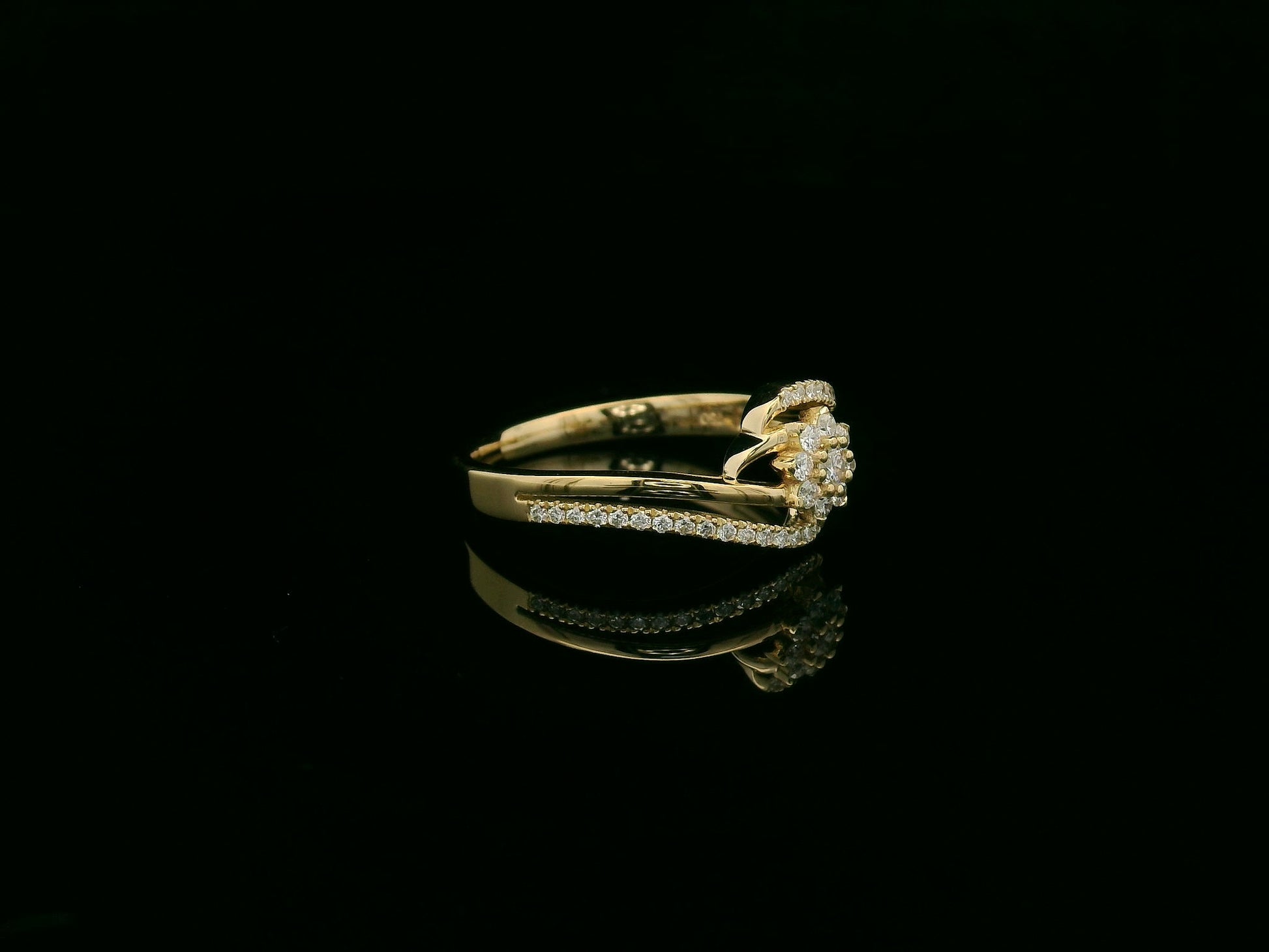 Diamond floral twist ring in 18K yellow gold with pavé diamond bands