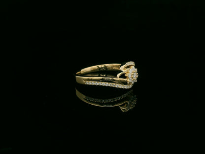 Diamond floral twist ring in 18K yellow gold with pavé diamond bands