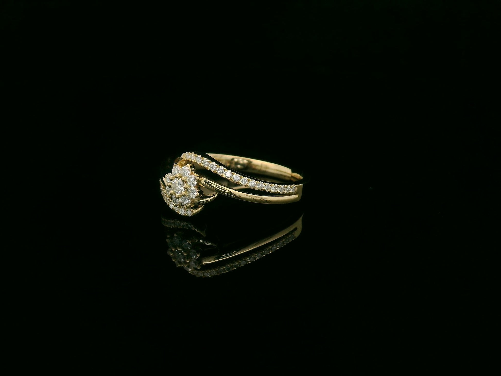 Diamond floral twist ring in 18K yellow gold with pavé diamond bands