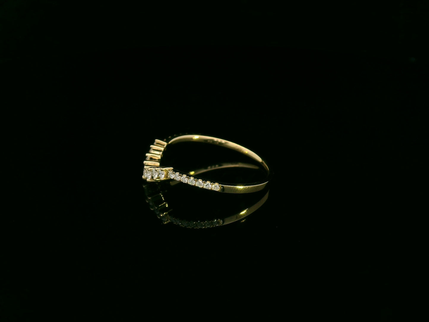 18K yellow gold diamond contour stacking ring with V-shaped chevron design – Emirates Diamonds
