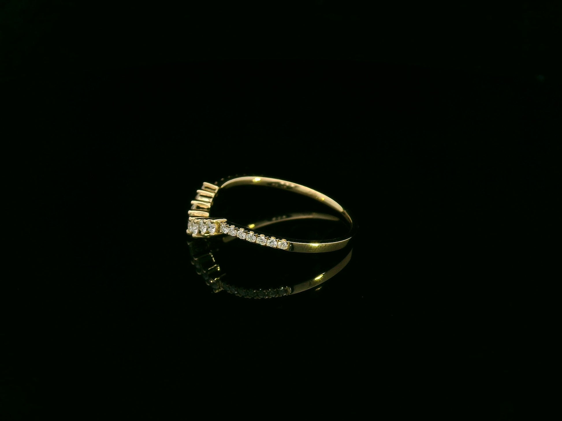18K yellow gold diamond contour stacking ring with V-shaped chevron design – Emirates Diamonds