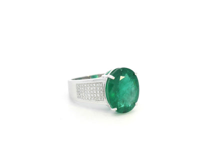 Oval emerald statement ring in 18K white gold with diamond-set shoulders by Emirates Diamonds.